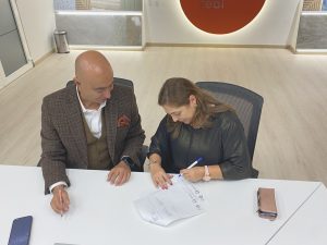 Gerente general de CSC firmando alianza 2025 con ALFAGRES